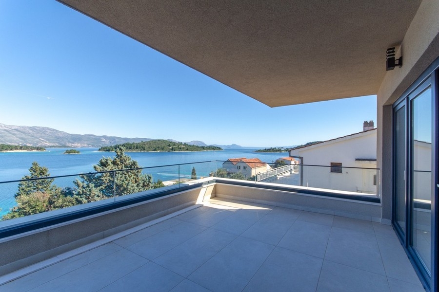 Terrazza moderna con vista mare in Croazia