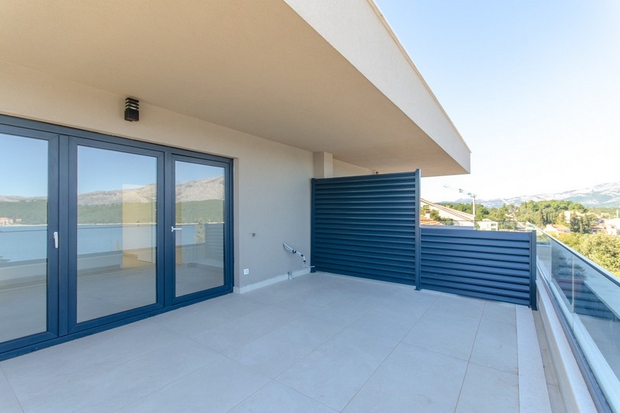 Terrazza coperta con parapetto in vetro e vista mare