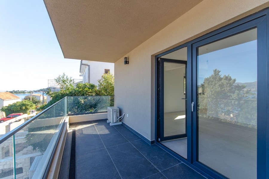 Balcone con vista mare e accesso alla zona giorno