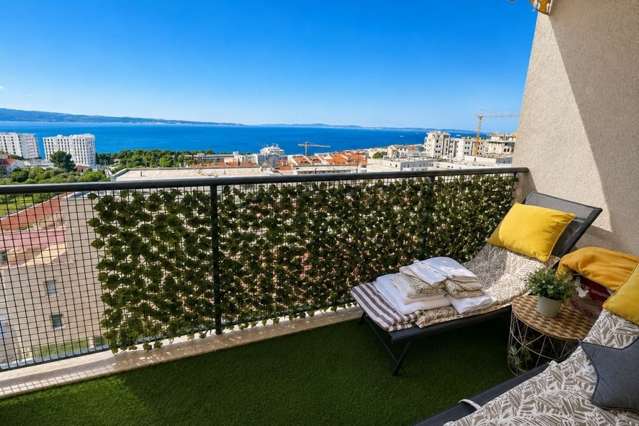 Loggia con lettino e vista mare sull'Adriatico