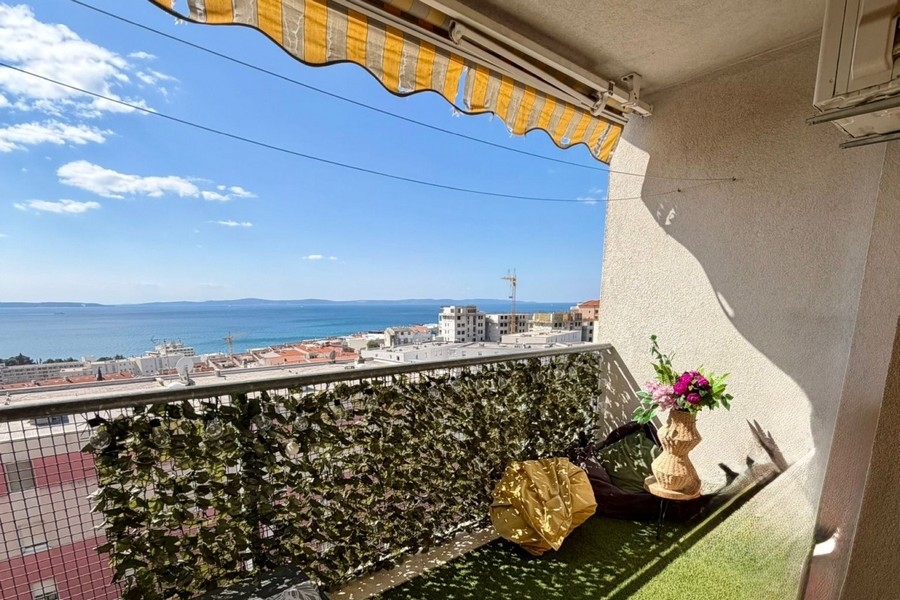 Loggia con tenda da sole e vista sulla baia di Split