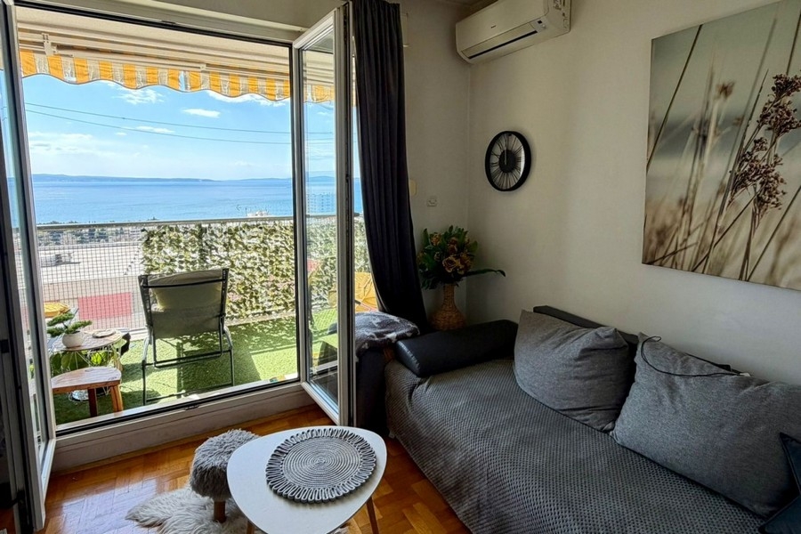 Zona giorno luminosa con climatizzazione e accesso al balcone
