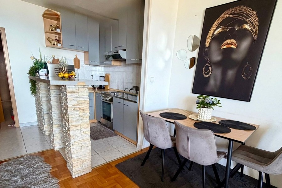Cucina a vista con bancone in pietra naturale in Croazia