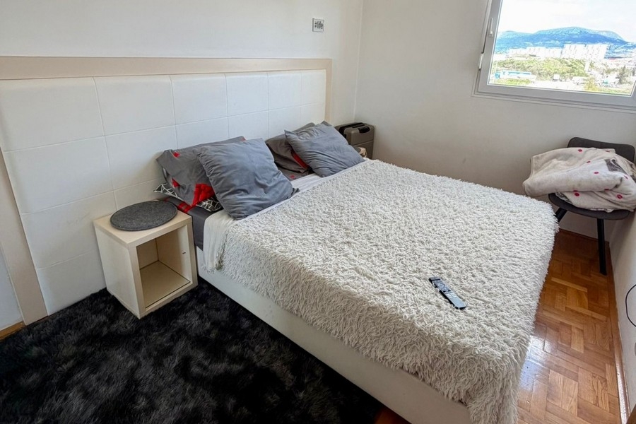 Camera da letto con letto matrimoniale e vista dalla finestra