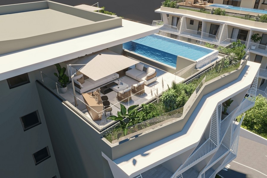 Moderna terrazza sul tetto con piscina e vista mare