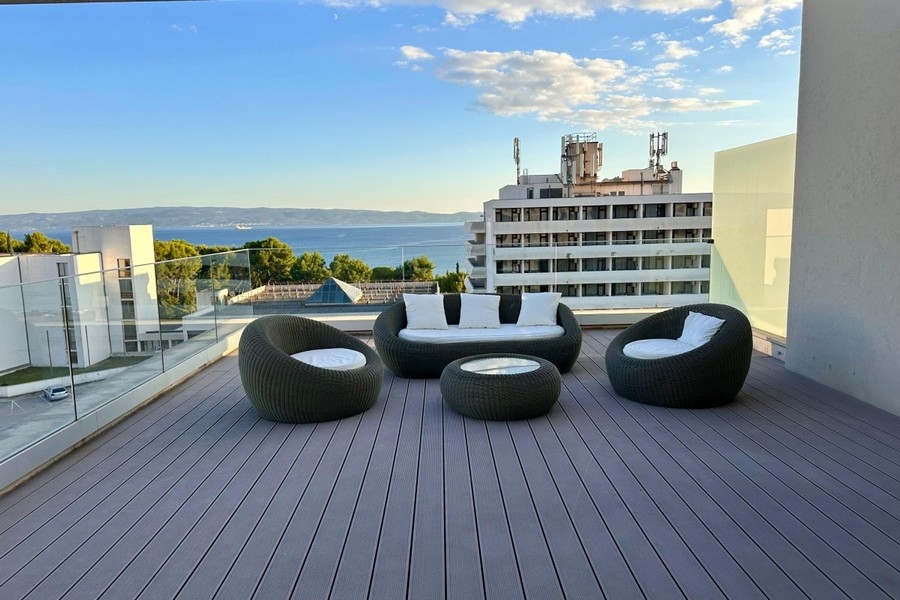 Terrazza sul tetto con mobili lounge e vista mare in Croazia