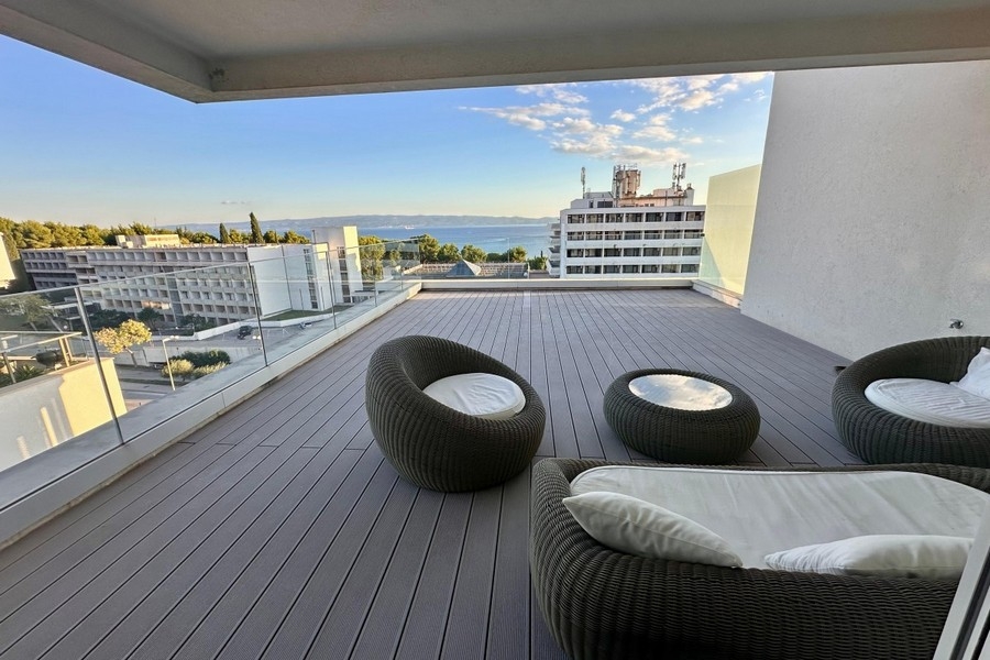 Terrazza sul tetto con mobili in rattan e vista sull'Adriatico