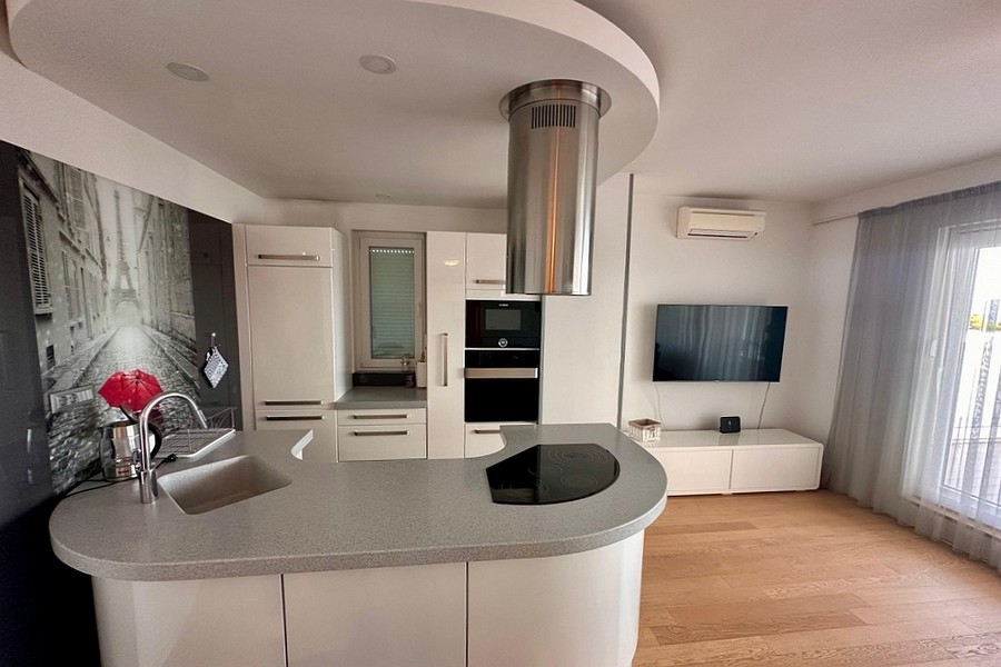 Cucina moderna con isola e cappa aspirante