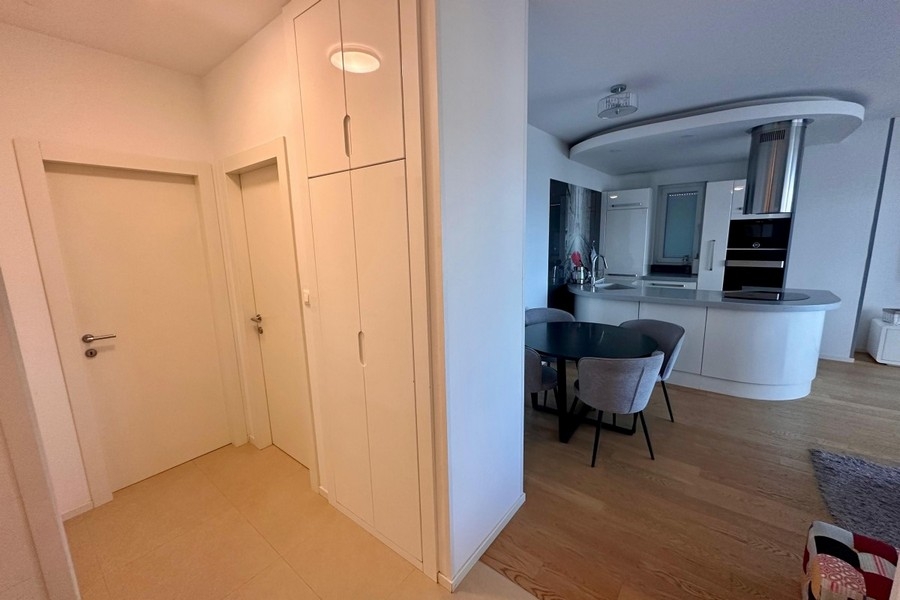 Ingresso con vista sulla cucina e sulla zona pranzo