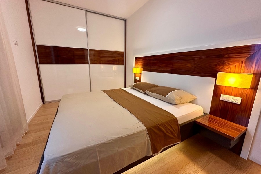 Camera da letto con letto matrimoniale e armadio scorrevole