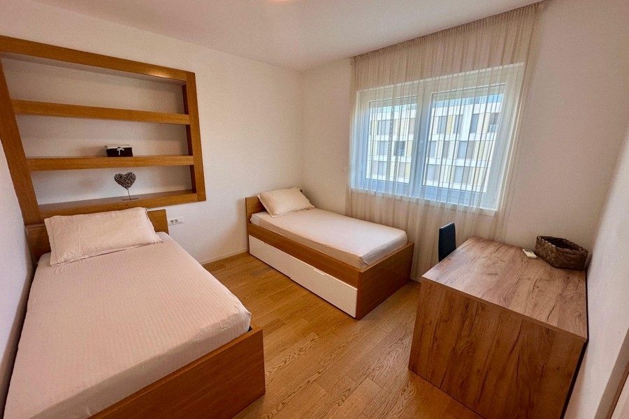 Seconda camera da letto con letti singoli e scaffale