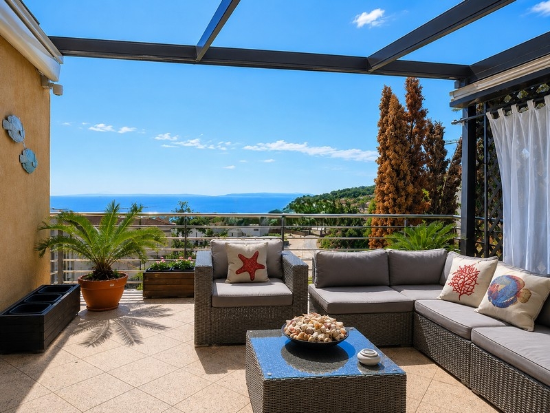 Terrazza con vista mare di un appartamento a Icici