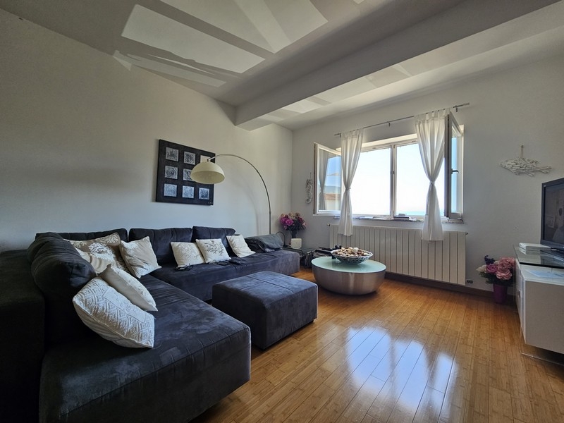 Zona giorno luminosa con parquet
