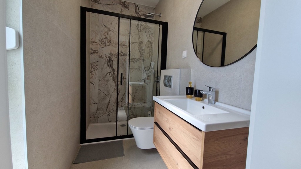 Bagno moderno con doccia e lavabo