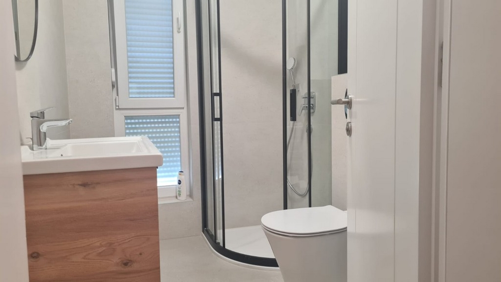 Bagno con doccia e WC