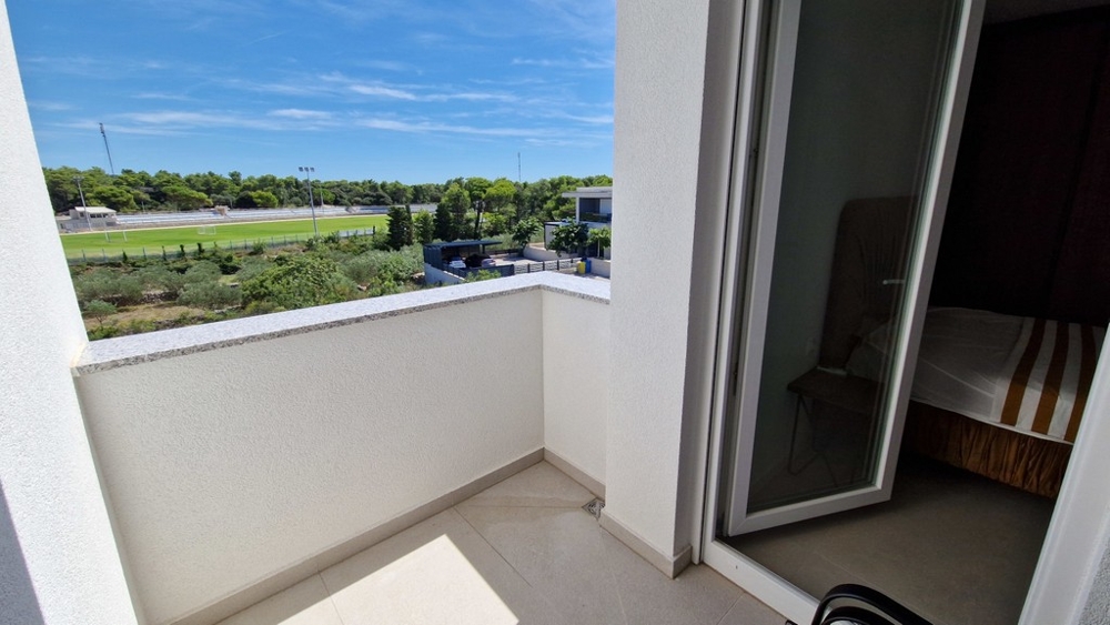 Loggia con vista sul verde a Novalja