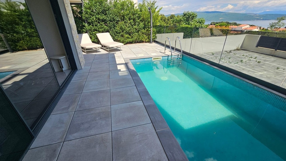 Piscina privata con solarium e vista mare a Krk, Croazia