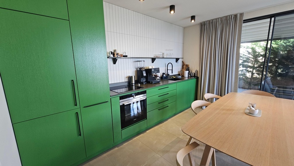 Cucina moderna su misura con tavolo da pranzo a Krk, Croazia