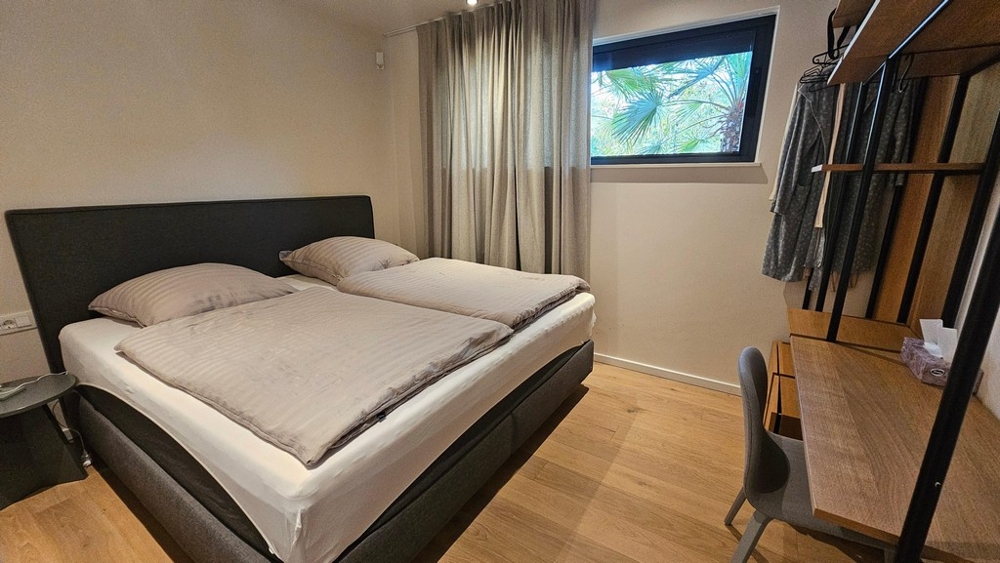 Camera da letto con letto matrimoniale e finestra