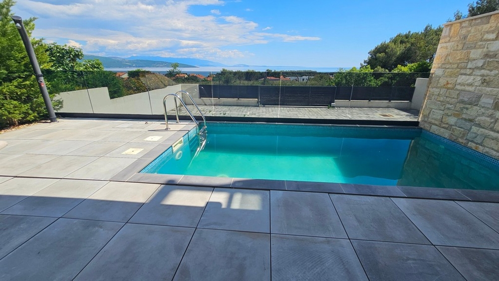 Piscina con terrazza e vista panoramica sul mare sull'isola di Krk