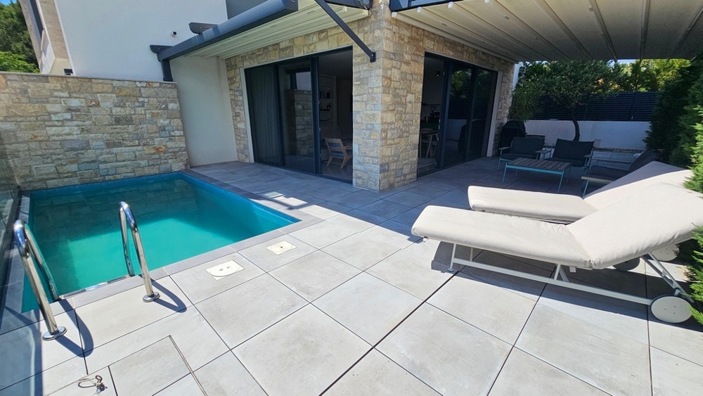 Piscina e terrazza coperta con zona lounge