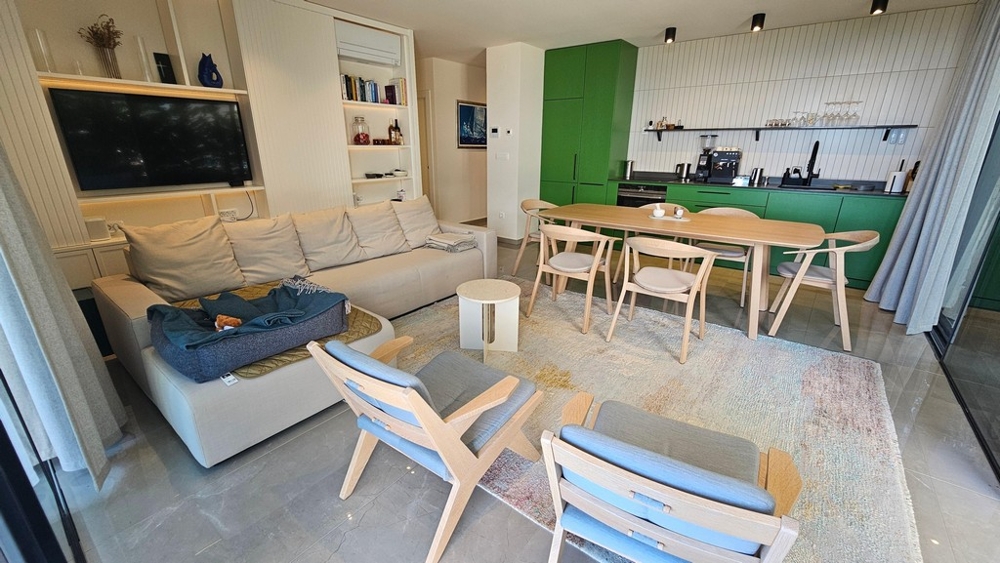 Zona giorno e cucina aperta con divano