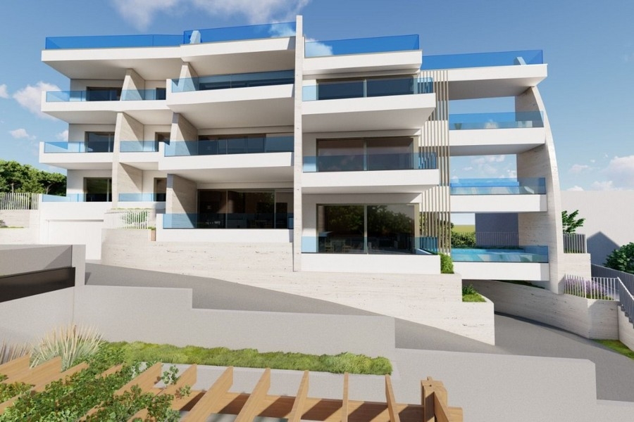 Vista laterale dell'edificio residenziale con balconi in Dalmazia