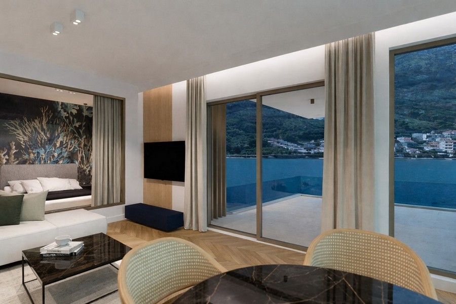 Soggiorno con grandi finestre e vista sul mare