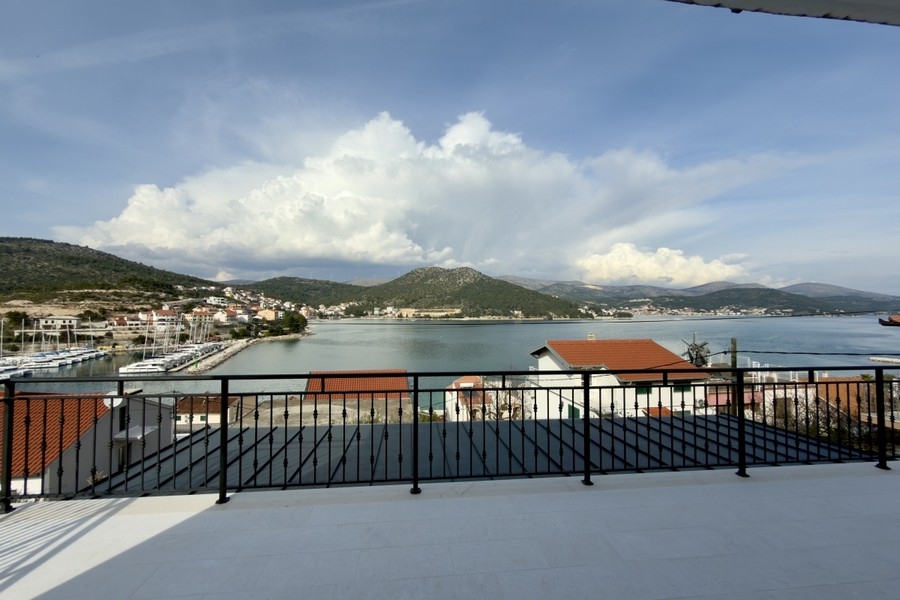Terrazza con vista mare sulla baia di Marina