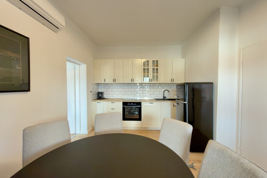 Cucina su misura aperta con zona pranzo