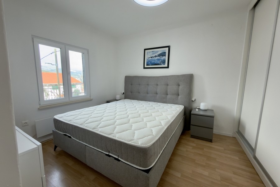 Camera da letto con letto matrimoniale e luce naturale