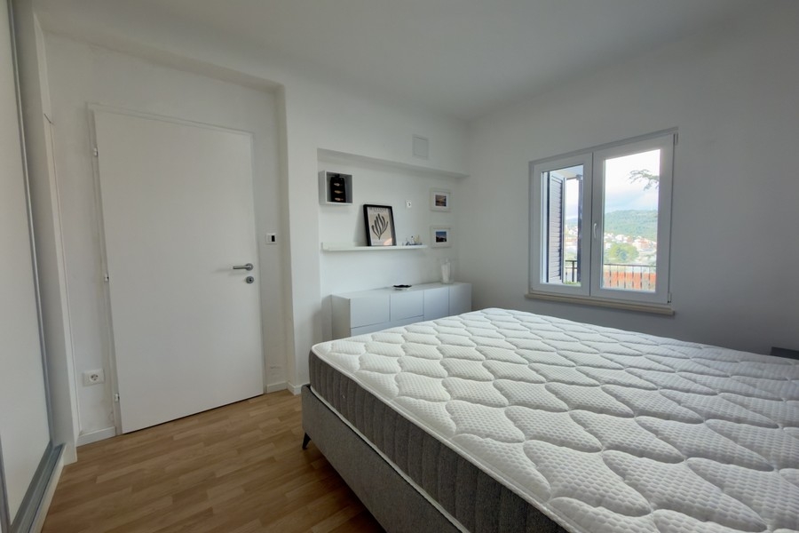 Camera da letto con letto matrimoniale e spazio contenitivo