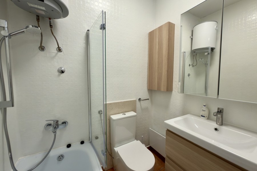 Bagno con vasca, doccia e WC