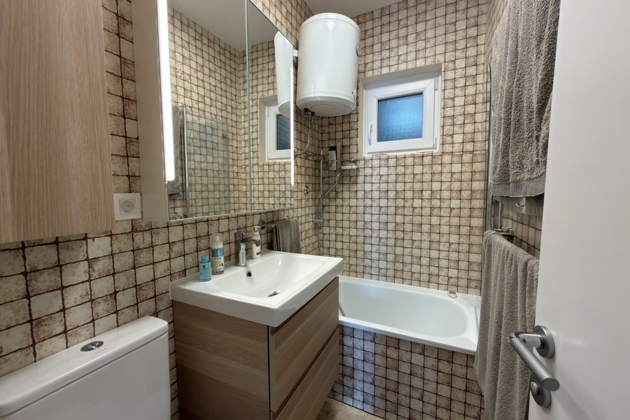 Bagno moderno con piastrelle a mosaico