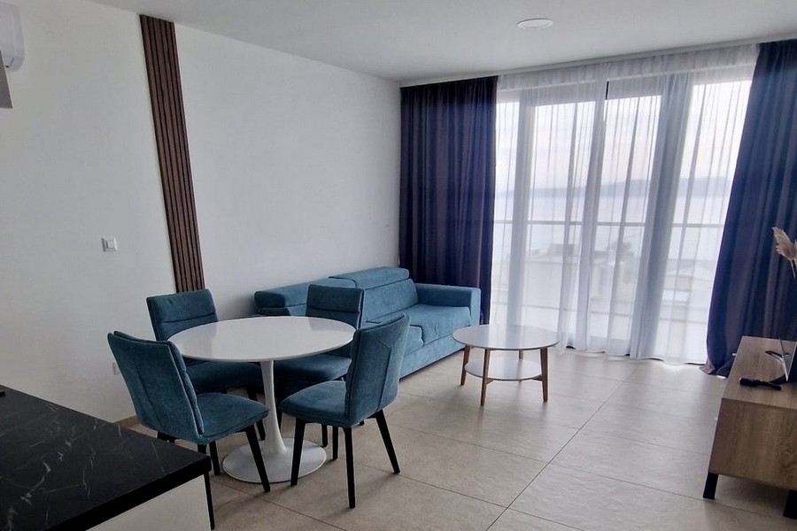 Zona giorno con divano e accesso alla terrazza