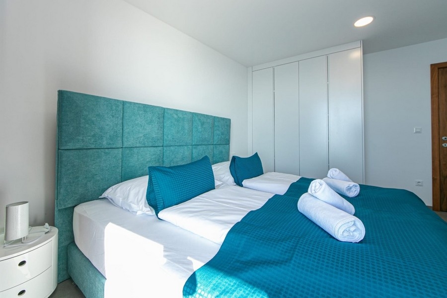 Camera da letto con letto matrimoniale e armadio a muro