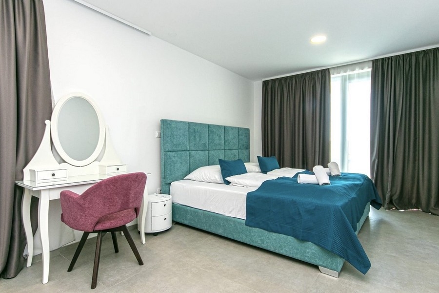Ampia camera da letto con toeletta