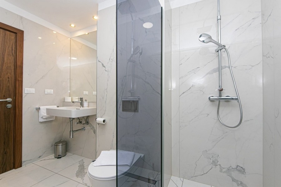Bagno moderno con doccia in Croazia