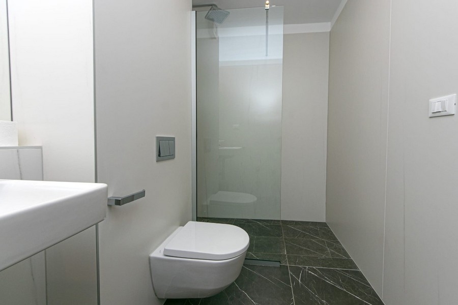 Bagno con doccia a filo pavimento e WC
