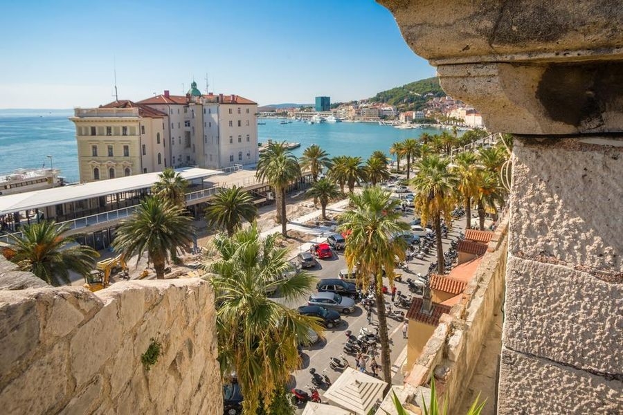 Centro storico di Split con porto e vista mare in Croazia