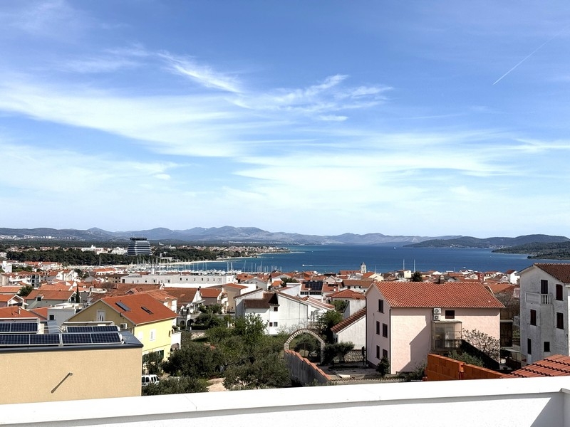 Vista panoramica su Vodice e sul mare in Croazia
