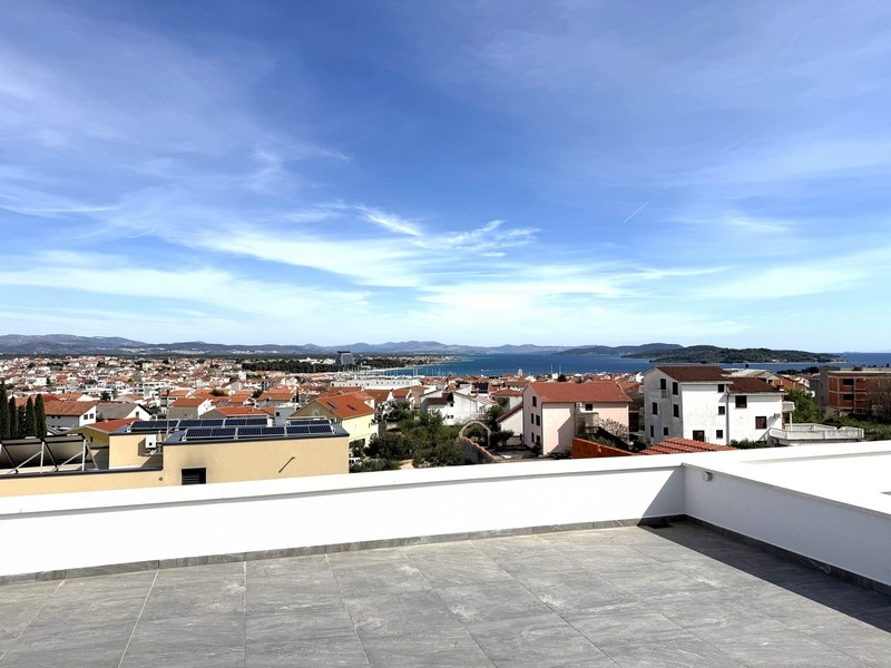 Grande terrazza sul tetto con vista sulla città
