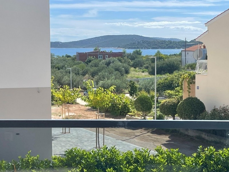 Vista mare su Vodice con ulivi