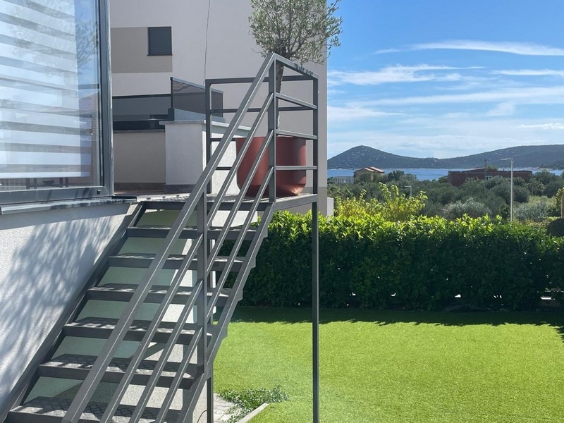 Scala esterna in giardino con vista mare