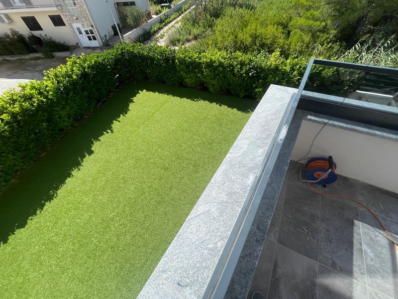 Prato con terrazza adiacente
