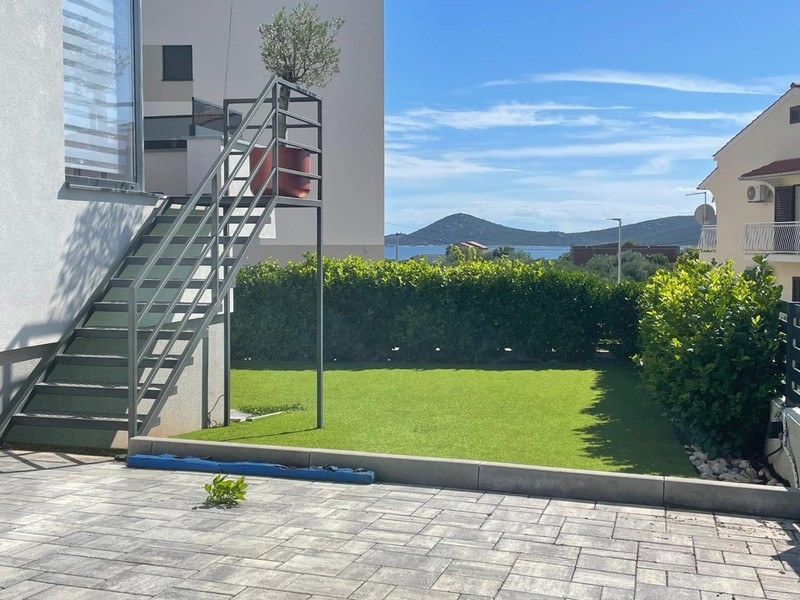 Giardino con scala esterna e vista sul mare