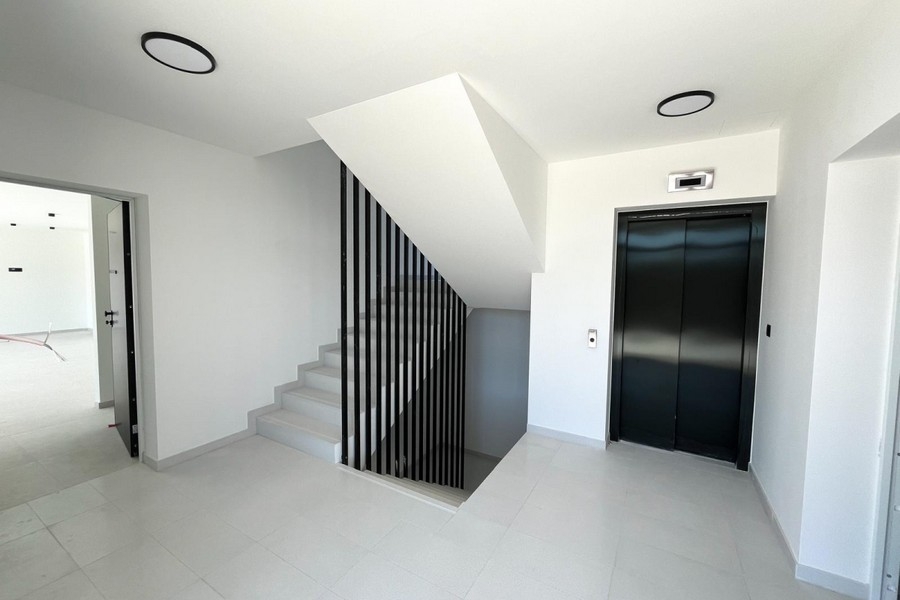 Corridoio interno con scala e ascensore
