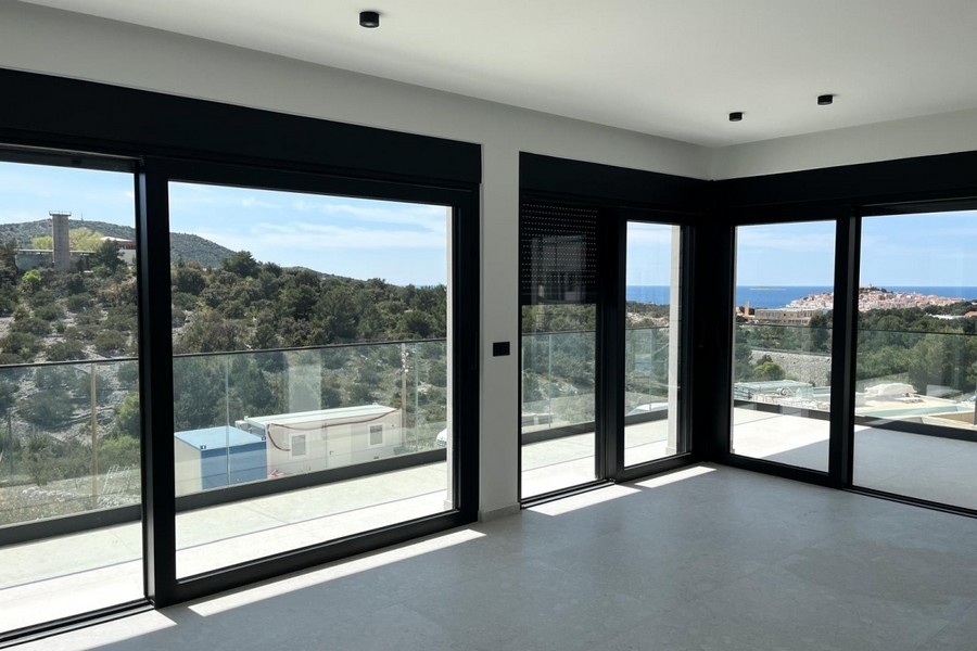Soggiorno con finestre a tutta altezza e vista mare
