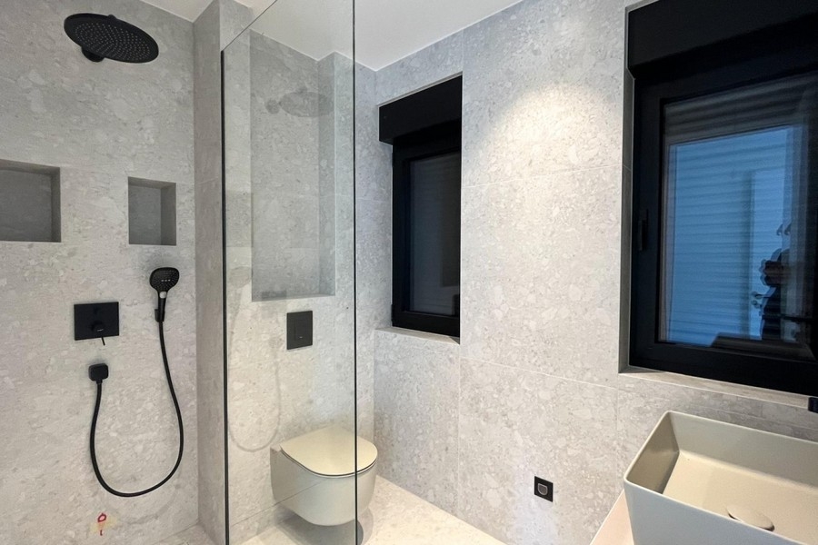 Bagno moderno con doccia