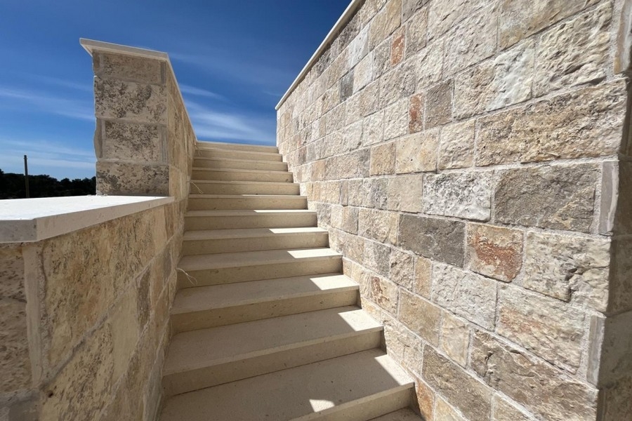 Scala in pietra naturale del complesso residenziale in Croazia